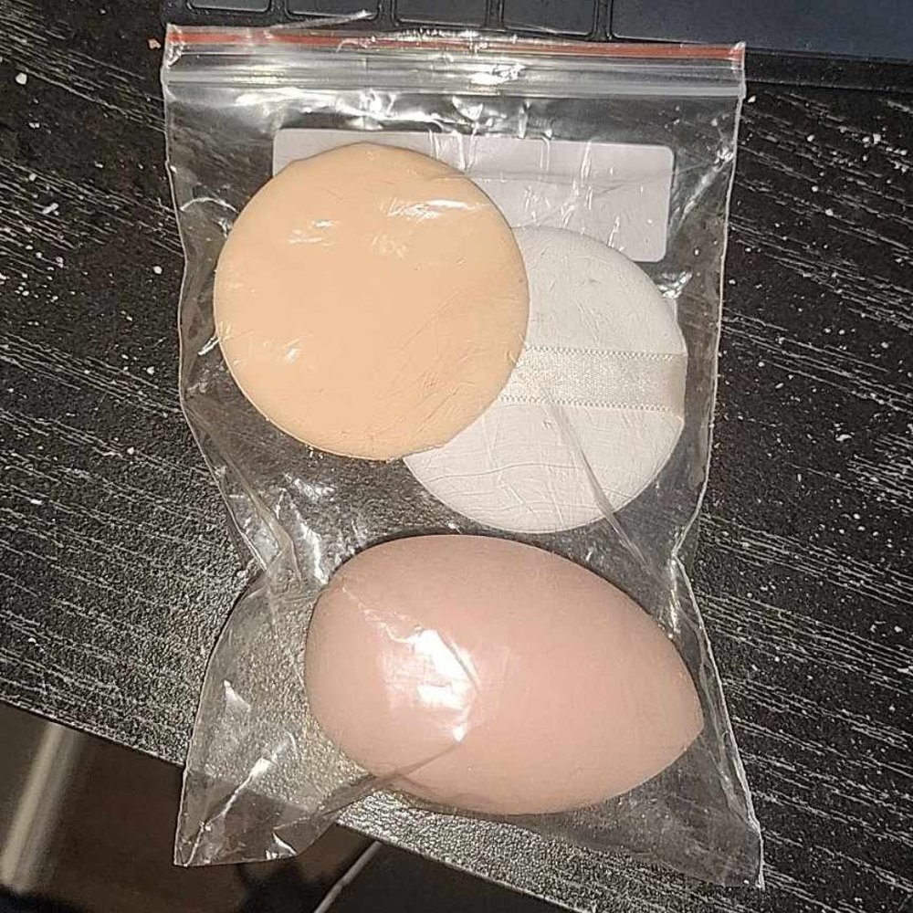 1 beauty spnge and 2 dry powder puffs